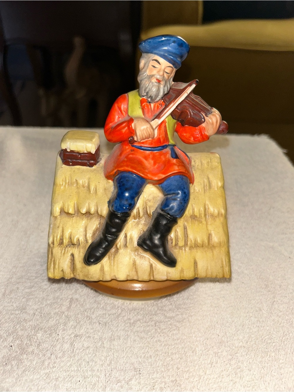 Vintage-Style Blue & Red Roof Figurine - Violinist Home Art